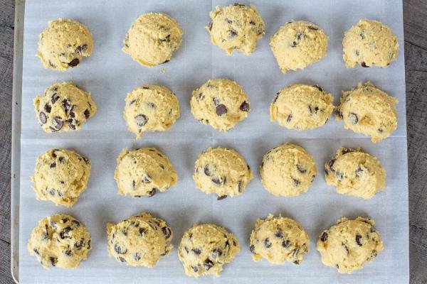 Pasta biscotto su una teglia da forno