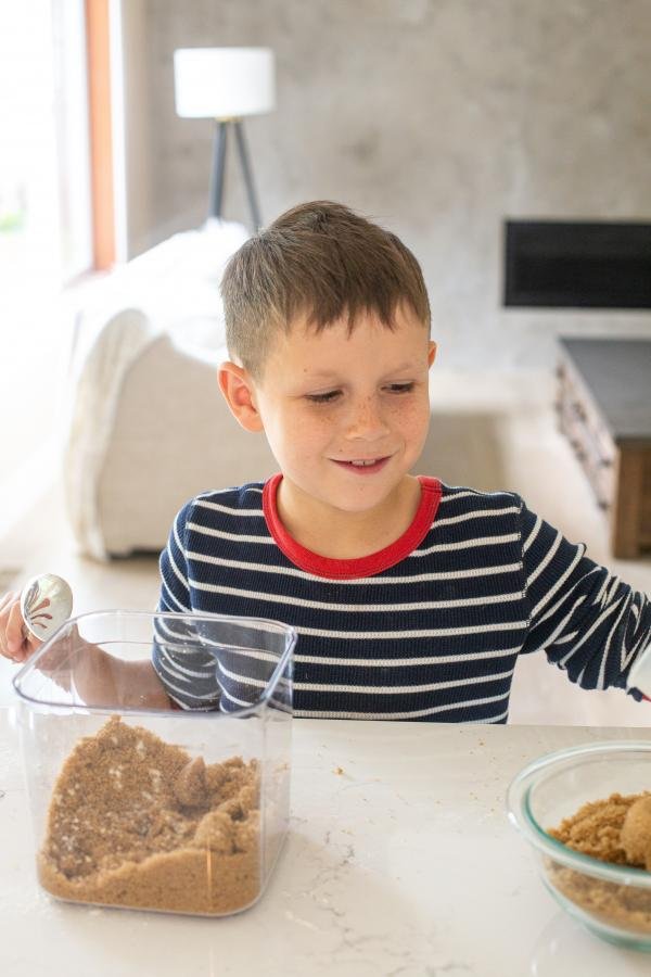 Ethan mittaa ruskeaa sokeria suklaakekseihin