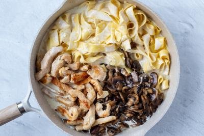 Alfredo with fettuccine, chicken and mushrooms