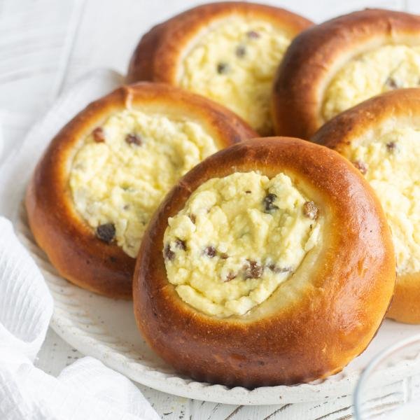 Vatrushka pirozhki in a bowl