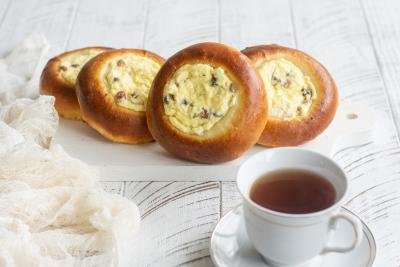 Vatrushka pirozhki in a bowl