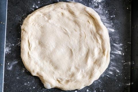 round shaped pizza dough