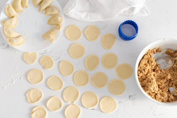 The process of making meat and potato piergi