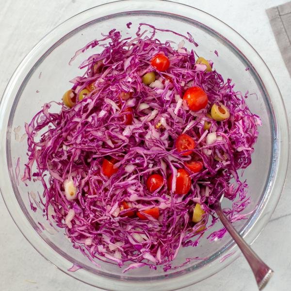 How to make purple cabbage salad in a bowl
