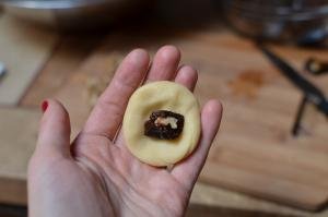 Forming a cookie in a hand