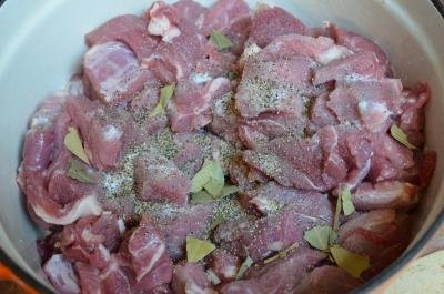 Meat seasoned with salt, pepper, bay leaves and garlic cloves