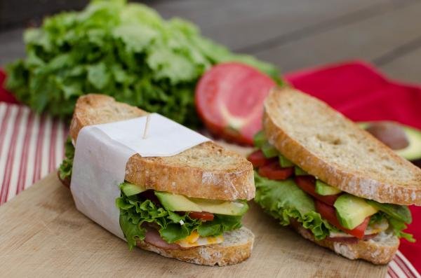 2 garlic toasted sandwiches on a cutting board