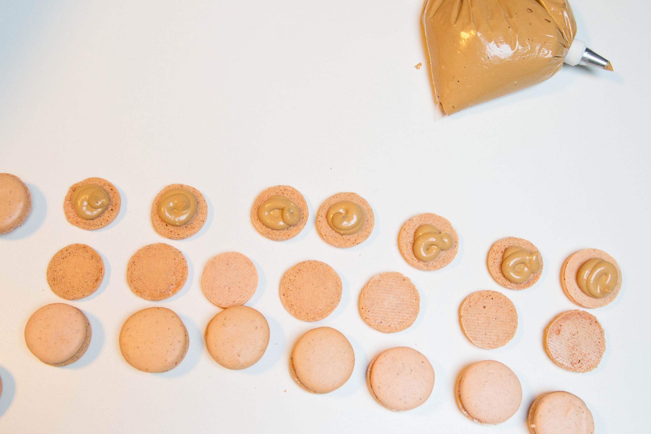 Паста из печенья. Печенья макароны распечатать и вырезать. Печенье в середине начинка форма прямоугольник.