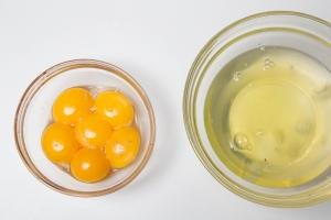 2 bowls with egg yolks and egg whites separated