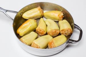 Russian Stuffed Bell Peppers in a deep skillet