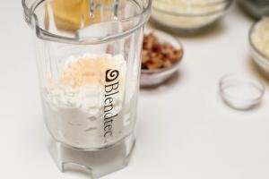Garlic powder and cottage cheese placed into a blender