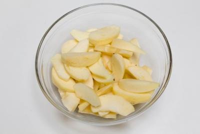 Apples peeled and cut into slices in a bowl