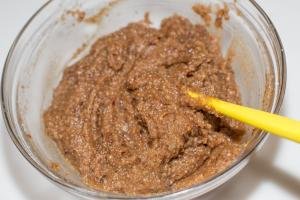 The mixture of walnuts, powdered sugar and jam in a bowl