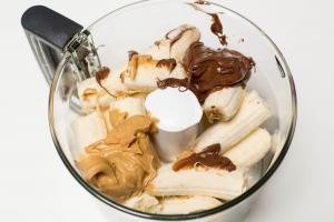 Bananas, peanut butter and nutella all placed into a food processor