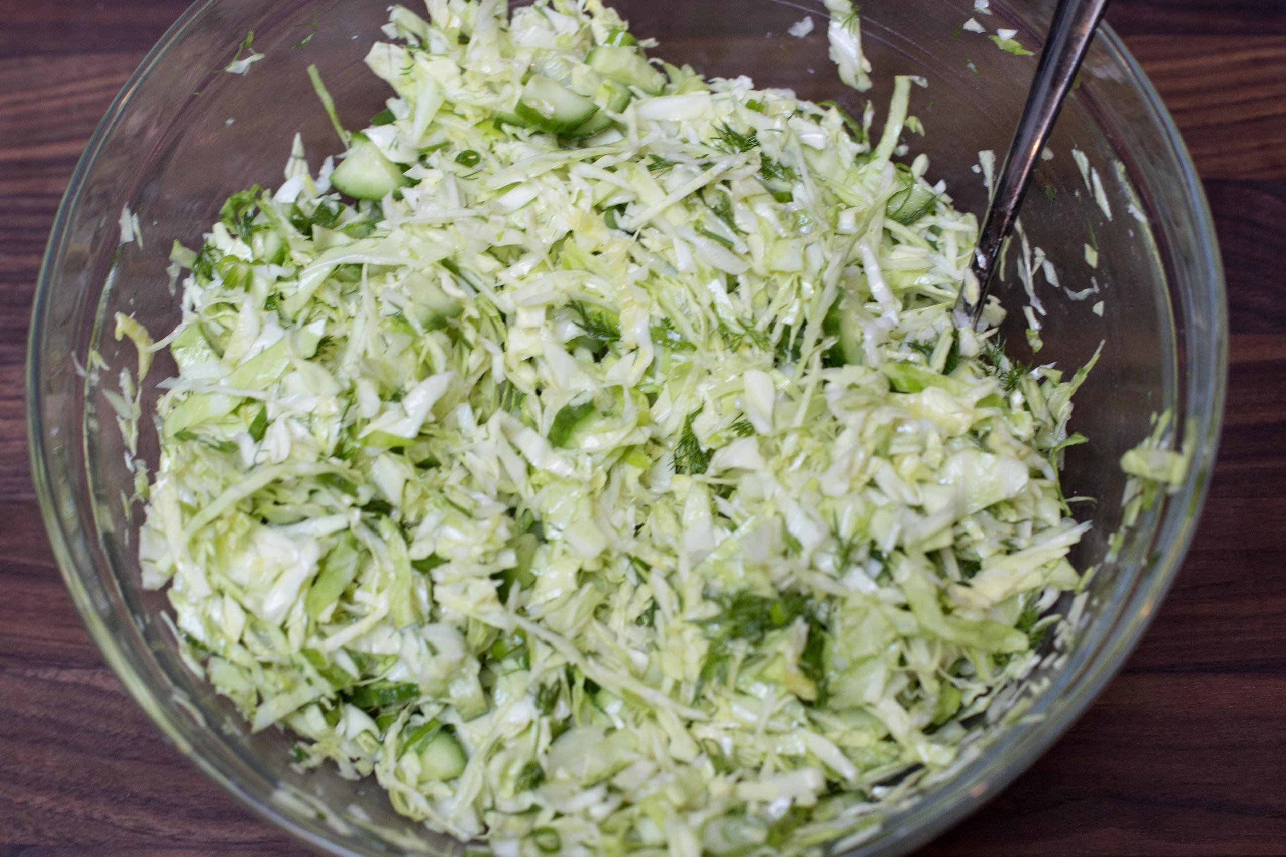 Рецепт капусты со свежими огурцами. Салат с капустой. Салат с капустой и огурцом. Капустный салат. Салат капустный с огурцом.