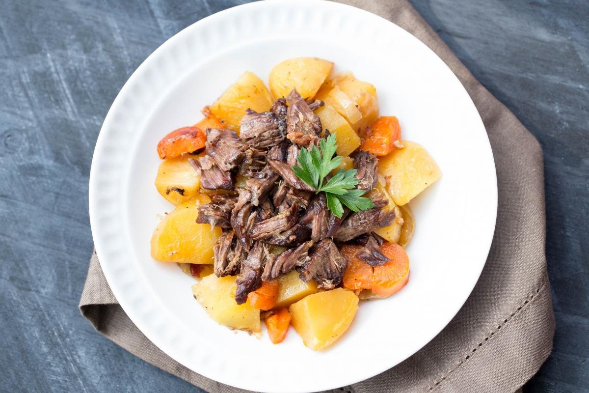 Beef Roast With Onion Potatoe and Carotts Lefler Quission