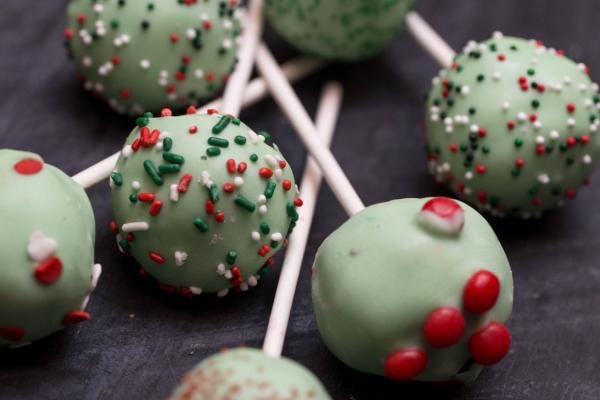 Christmas Cake Pops (Crazy Easy) - Momsdish