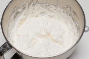 whisked sugar and heat whipping cream in a large mixing bowl