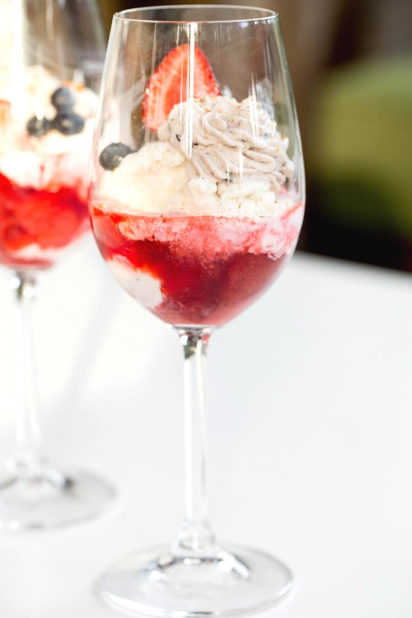 Strawberry Sundae with Homemade Berry Sauce - Momsdish