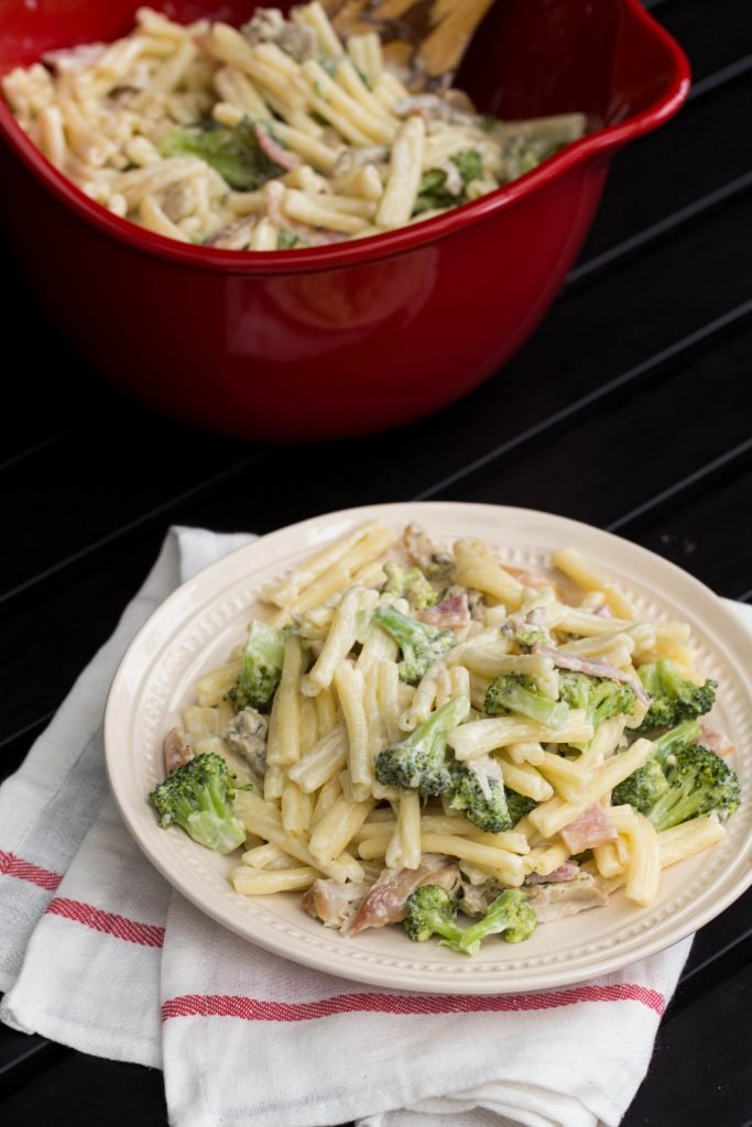 Creamy Chicken Pasta with Broccoli - Momsdish