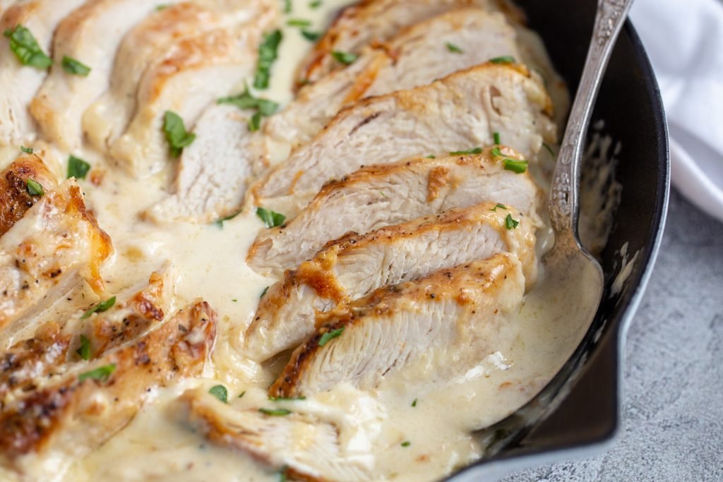 Pan with chicken and creamy sauce