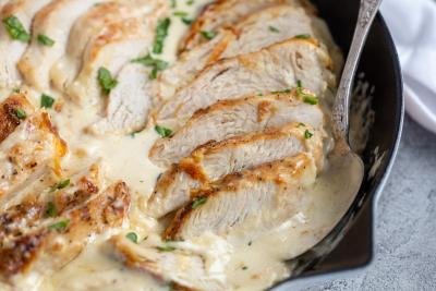 Pan with chicken and creamy sauce