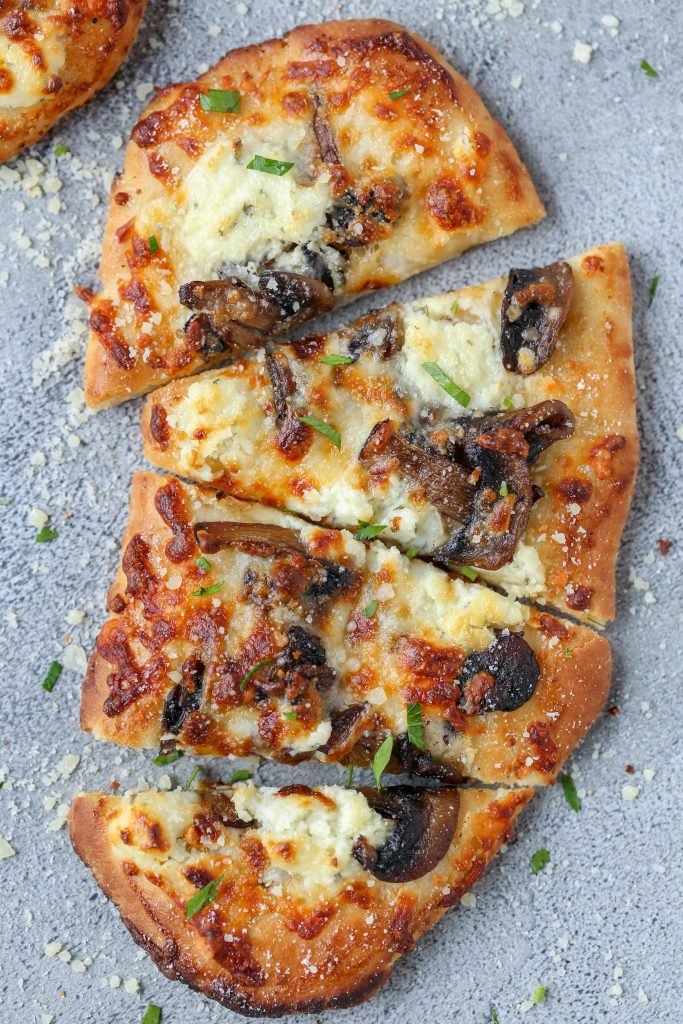 Mushroom Flatbread Pizza (Crazy Easy) - Momsdish