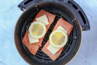 Salmon in a airfryer basket with butter and lemon