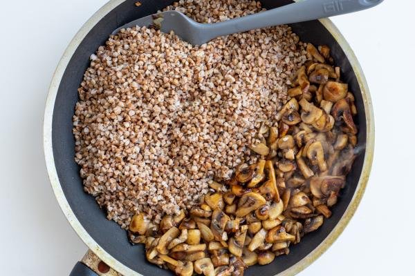 Pan with buckwheat and cooked mushrooms