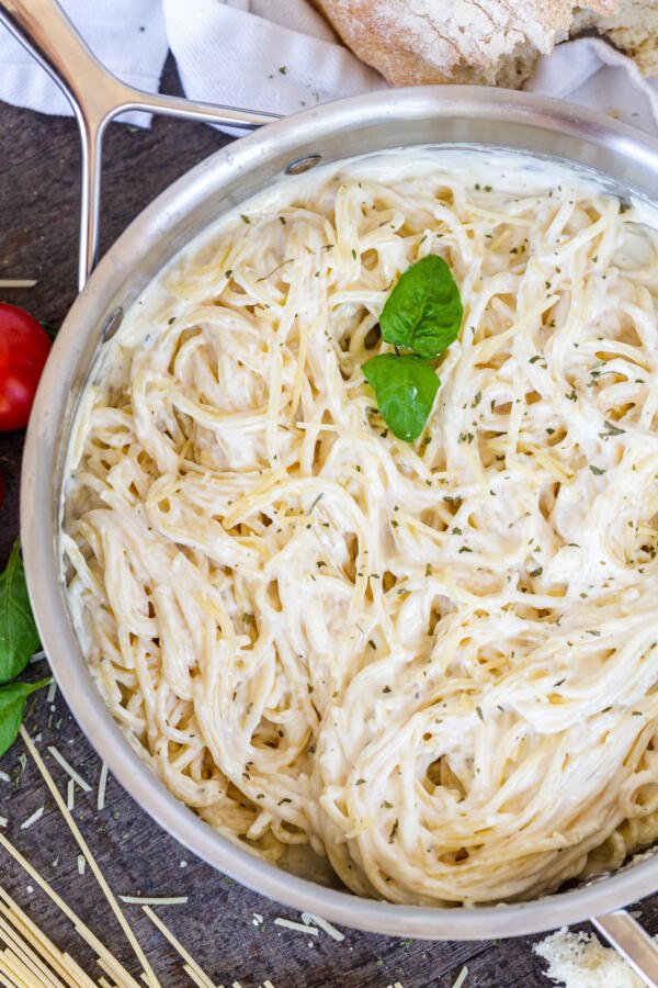 Alfredo pasta in a bowl.