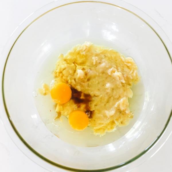 Banana, eggs, vanilla, oil in a bowl