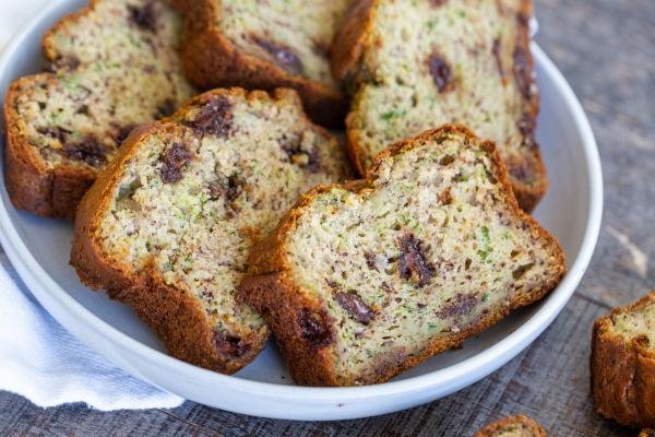 Fette di pane di zucchine alla banana in un piatto