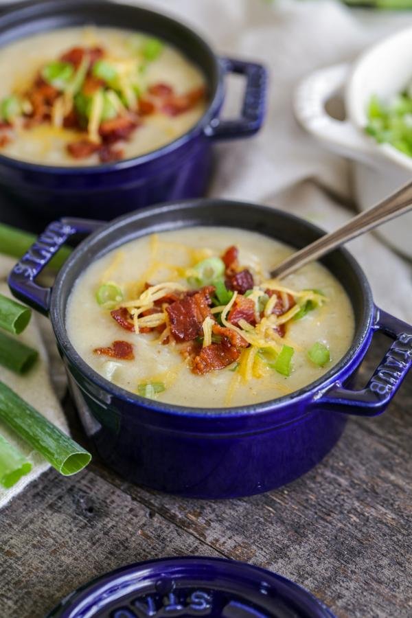 cremet kartoffelsuppe med bacon, ost og løg 