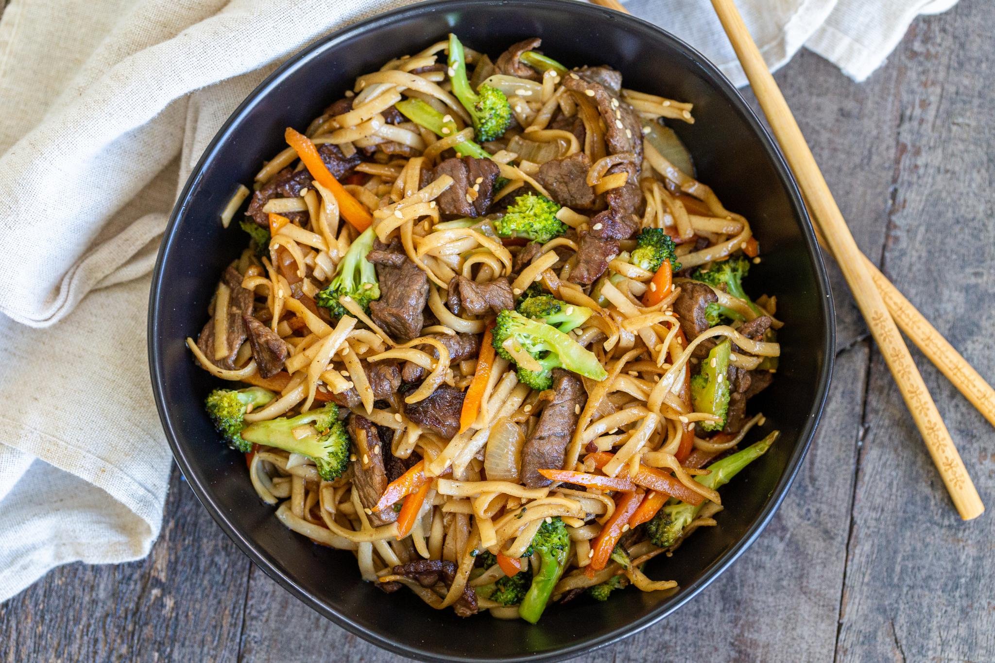 broccoli-beef-lo-mein-noodles-onion-soy-sauce-sesame-oil-mushrooms