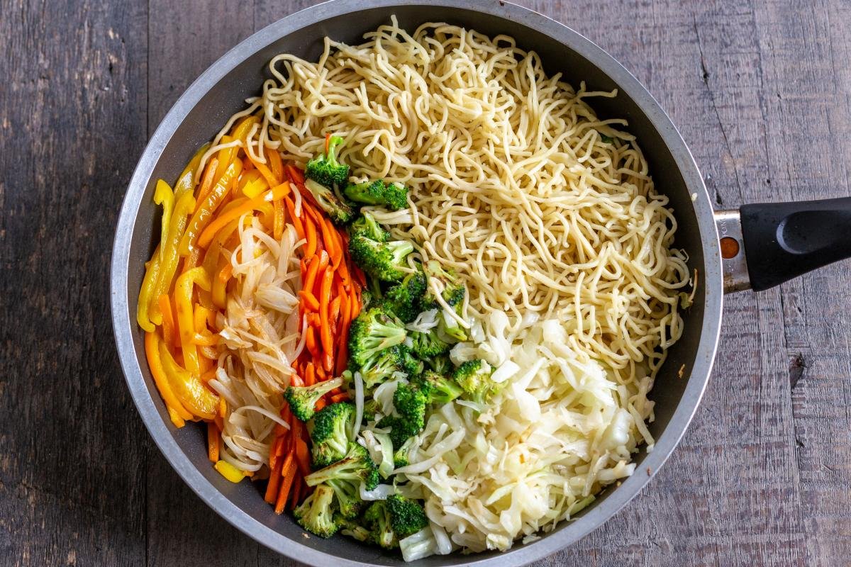 One-Pot Veggie Yakisoba Recipe - Momsdish