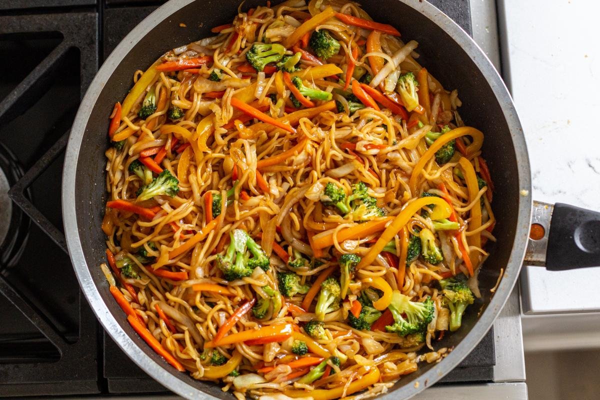 One-Pot Veggie Yakisoba Recipe - Momsdish