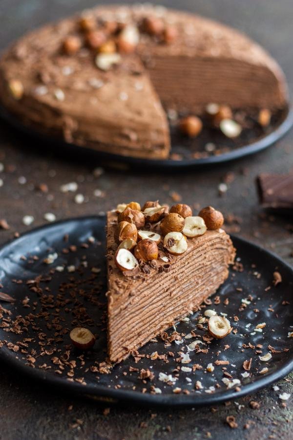 Rebanada de Pastel de Crepé de Nutella en un plato