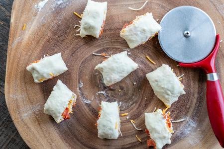 Pizza Rolls Recipe (4 Easy Steps) - Momsdish