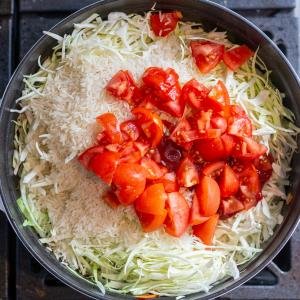 pan with cabbage, rice and tomato