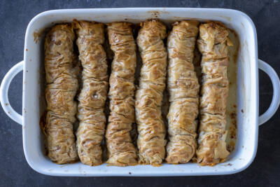 Baked rolled baklava with syrup
