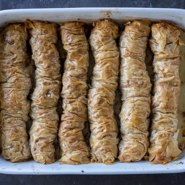 Baked rolled baklava with syrup