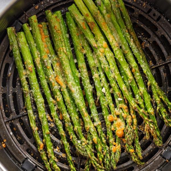 Asparagus in a air fryer basket