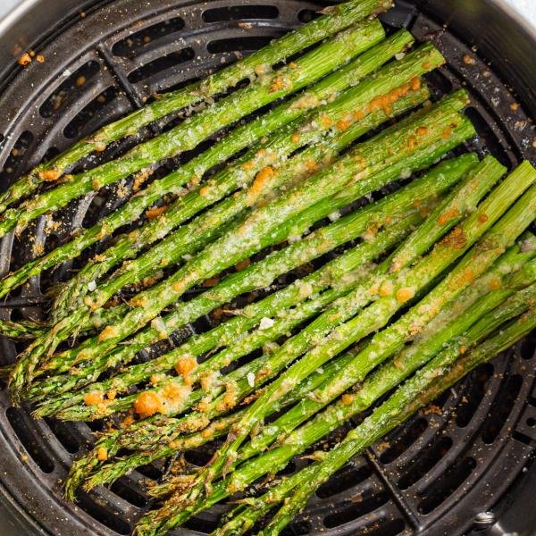 Asparagus in a air fryer basket