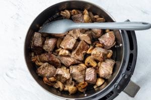 Basket with steak and mushrooms