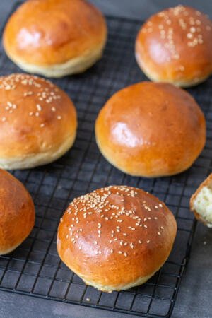 brioche buns on a cooling rack