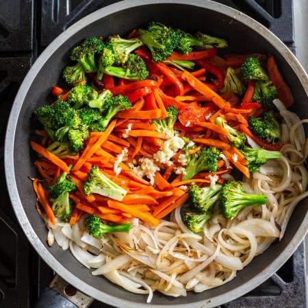 Veggie Lo Mein + Video (Under 30 Minutes) - Momsdish