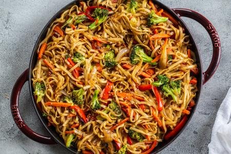 Veggie Lo Mein + Video (Under 30 Minutes) - Momsdish