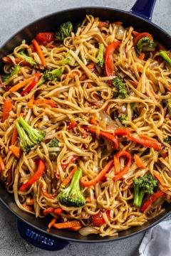 Veggie Lo Mein + Video (Under 30 Minutes) - Momsdish