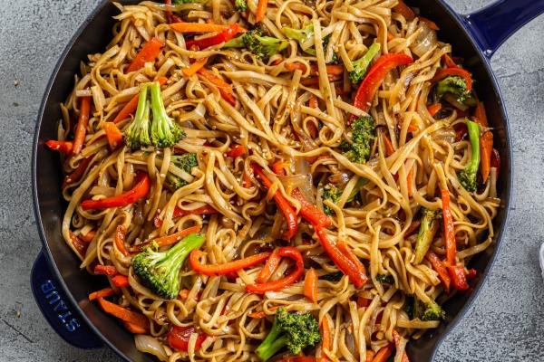 Veggie Lo Mein + Video (Under 30 Minutes) - Momsdish