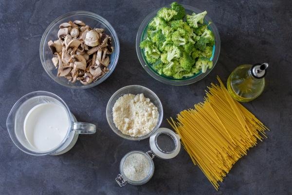 Ingredients for the broccoli mushroom pasta